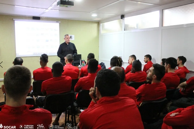 Frits Ştuxlik Neftçinin məşqçi və futbolçuları üçün seminar keçirdi