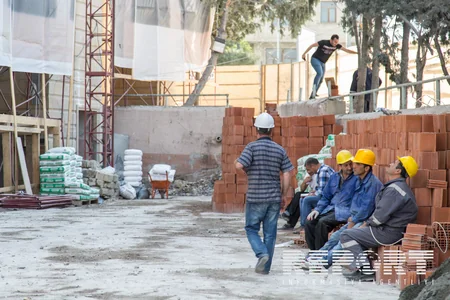 Bakıda yanan binanın təmirinə 250 usta-fəhlə cəlb olunub - FOTO