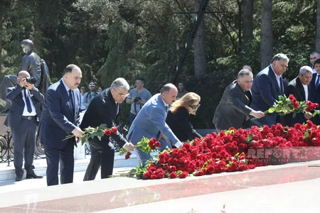 Ümummilli Lider Heydər Əliyevin xatirəsi anılır - FOTOREPORTAJ