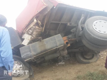 Bakı-Ələt yolunda mərmər yüklü nəqliyyat vasitəsi aşıb - FOTO