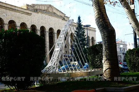 Tbilisidə Yeni il instalyasiyasında Bakının simvolu yer alıb