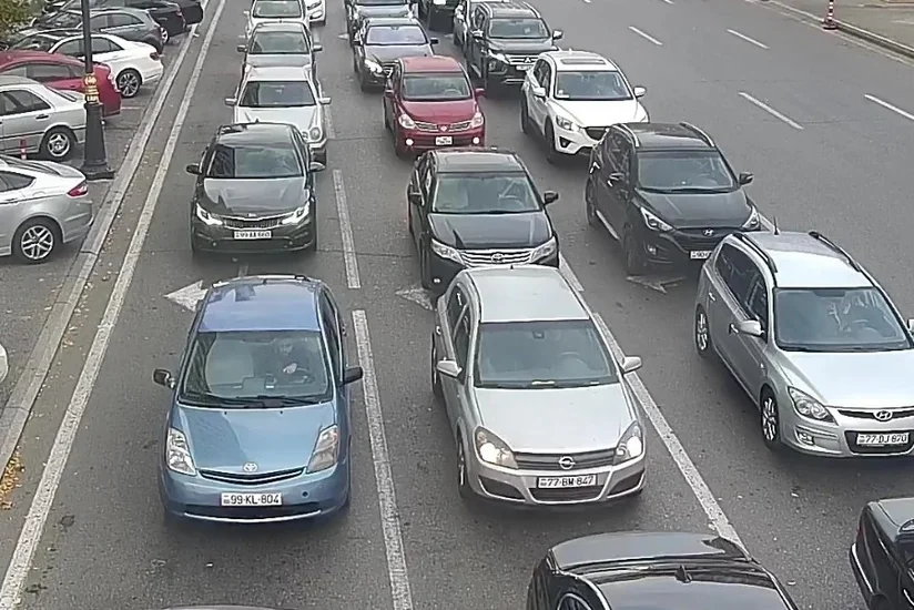 Bakının on altı yolunda tıxac yaranıb - SİYAHI