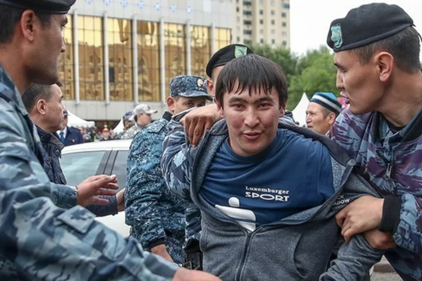 В Казахстане задержали более ста человек на несанкционированных митингах