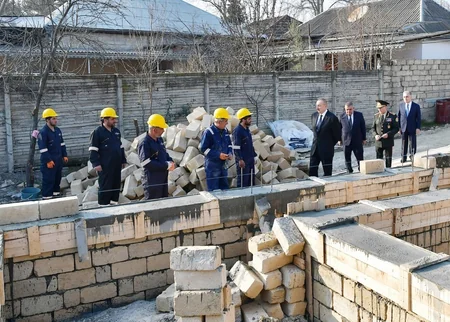 Prezident Ağsuda zəlzələnin nəticələrinin aradan qaldırılması ilə bağlı görülən işlərlə yerində tanış olub