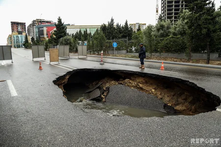Bakıda kanalizasiya xətti partladı, “Azəravtoyol”un çəkdiyi yol çökdü - FOTO