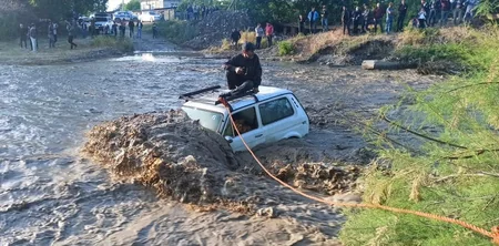 Xaçmazda çayın ortasında avtomobilində köməksiz qalan şəxs xilas edilib