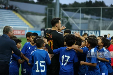 Mesut Özil Bakıda uşaqlarla futbol oynayıb - FOTOREPORTAJ