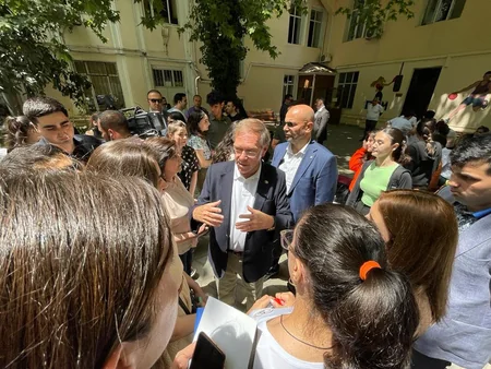 ABŞ səfirliyi “EducationUSA” məzun yarmarkası təşkil edib
