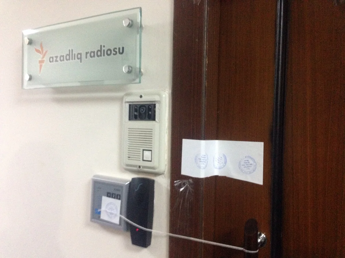 Сотрудники прокуратуры опечатали офис бакинского бюро радиостанции Азадлыг - ФОТО
