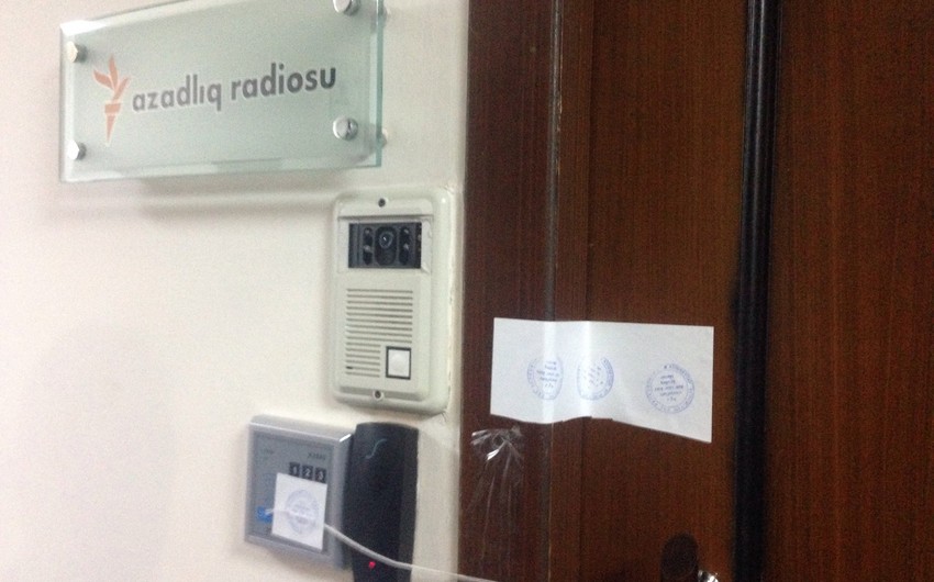 Prokurorluq əməkdaşları “Azadlıq” Radiosunun Bakı bürosunun ofisini möhürləyib - FOTO