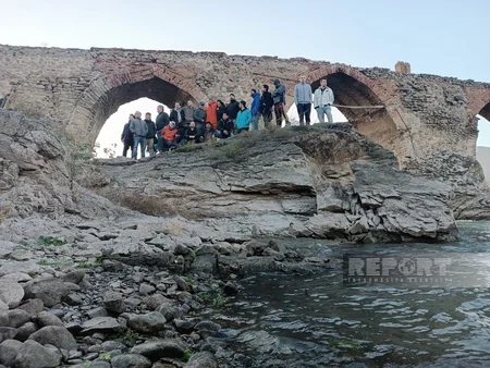 Beynəlxalq səyyahlar Cəbrayılda Xudafərin körpüsündə olublar