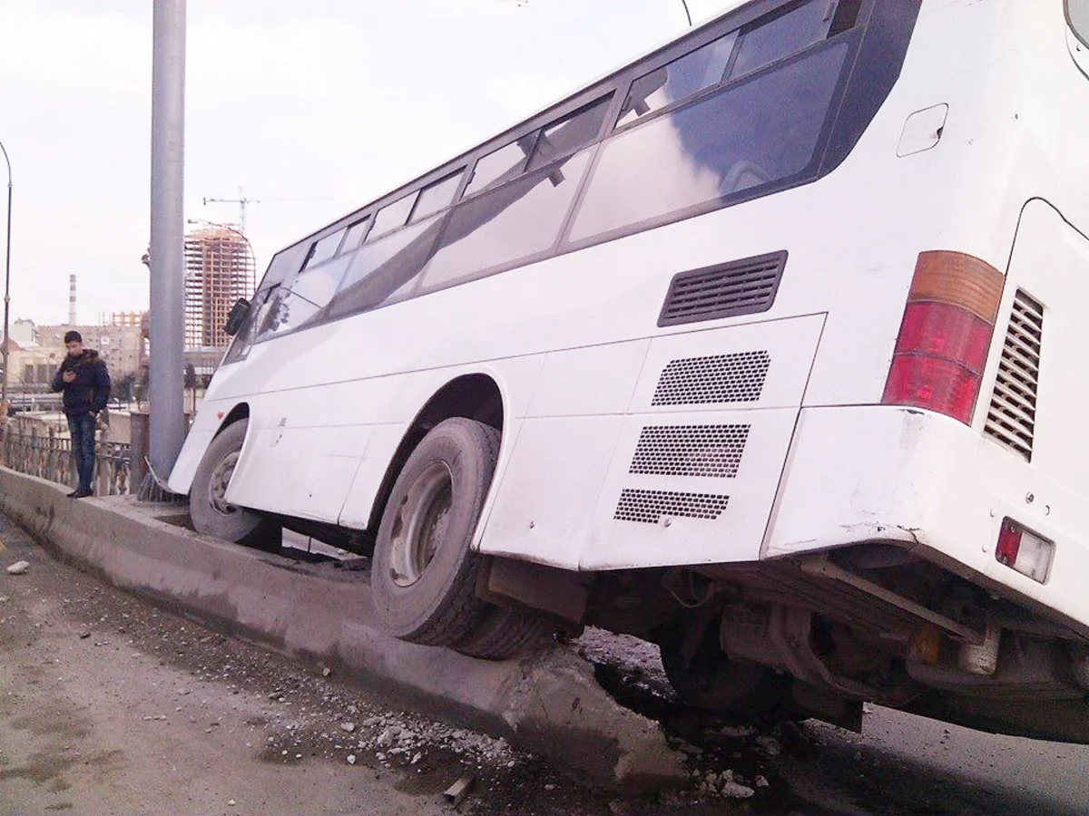 Bakıda sərnişin avtobusu qəza törədib, xəsarət alanlar var - SİYAHI