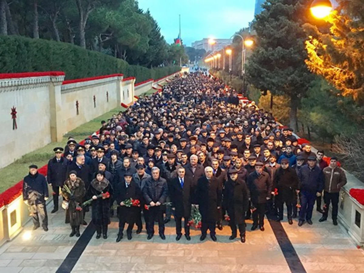“Azəravtoyol” ASC-nin əməkdaşları Şəhidlər Xiyabanını ziyarət edib