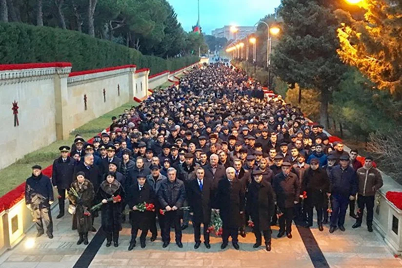 “Azəravtoyol” ASC-nin əməkdaşları Şəhidlər Xiyabanını ziyarət edib