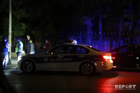 Bakıda maşın Tibb Universitetinin hasarına çırpılıb, qadın sərnişin pəncərədən bayıra çıxıb - FOTO