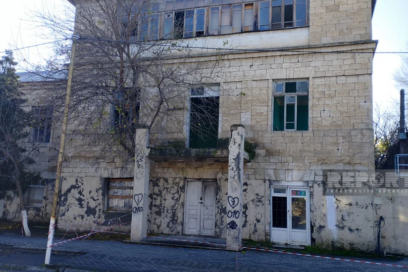 Kürdəmirdə üçmərtəbəli binanın bir hissəsi uçub, sakinlər təhlükə qarşısındadır