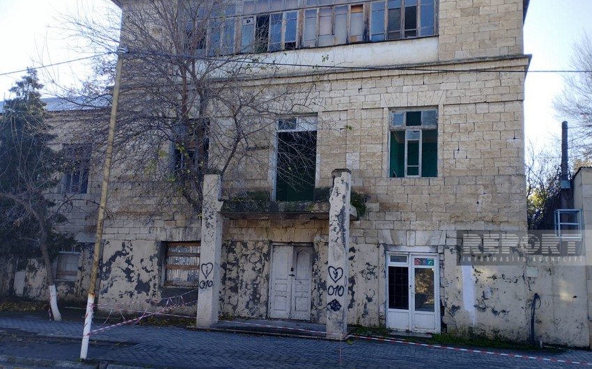 Kürdəmirdə üçmərtəbəli binanın bir hissəsi uçub, sakinlər təhlükə qarşısındadır
