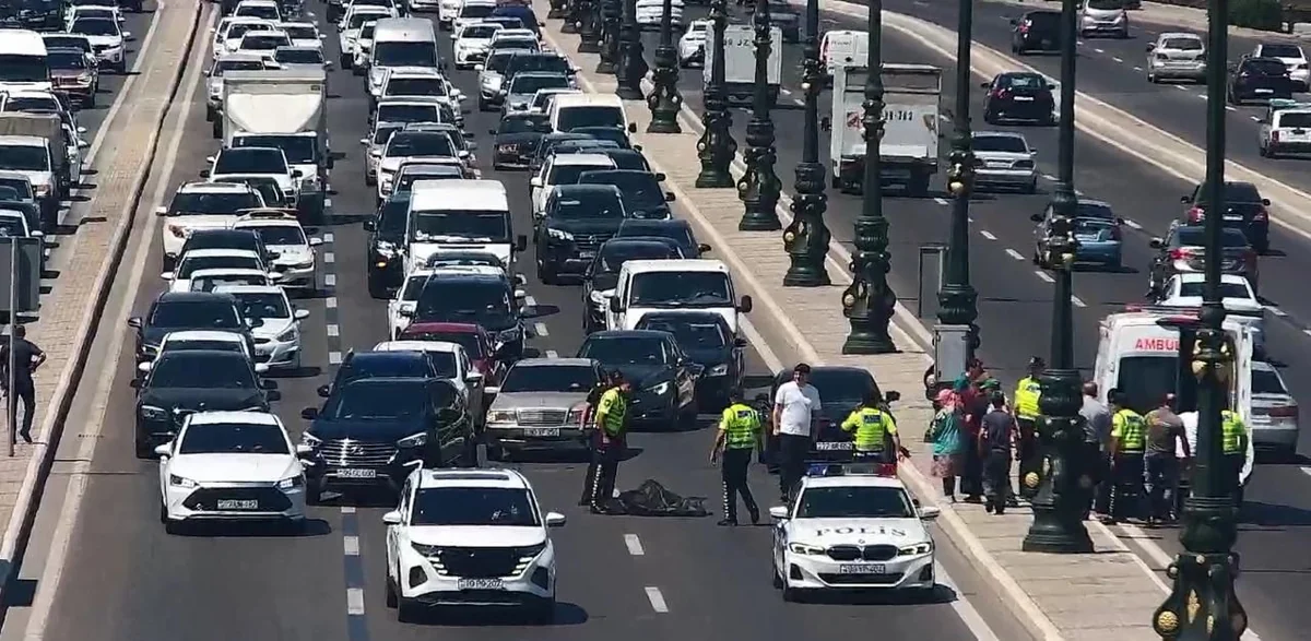 Bakıda avtomobil piyadanı vuraraq öldürüb