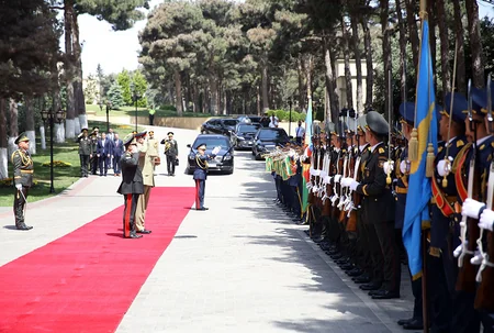 Azerbaijani Defense Minister meets with Chief of Pakistani Army Staff 