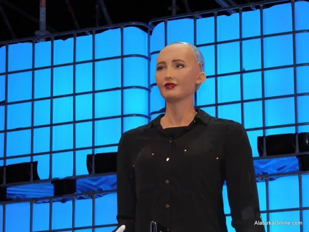 Dünyaca məşhur robot Sophia Bakıya gəlir