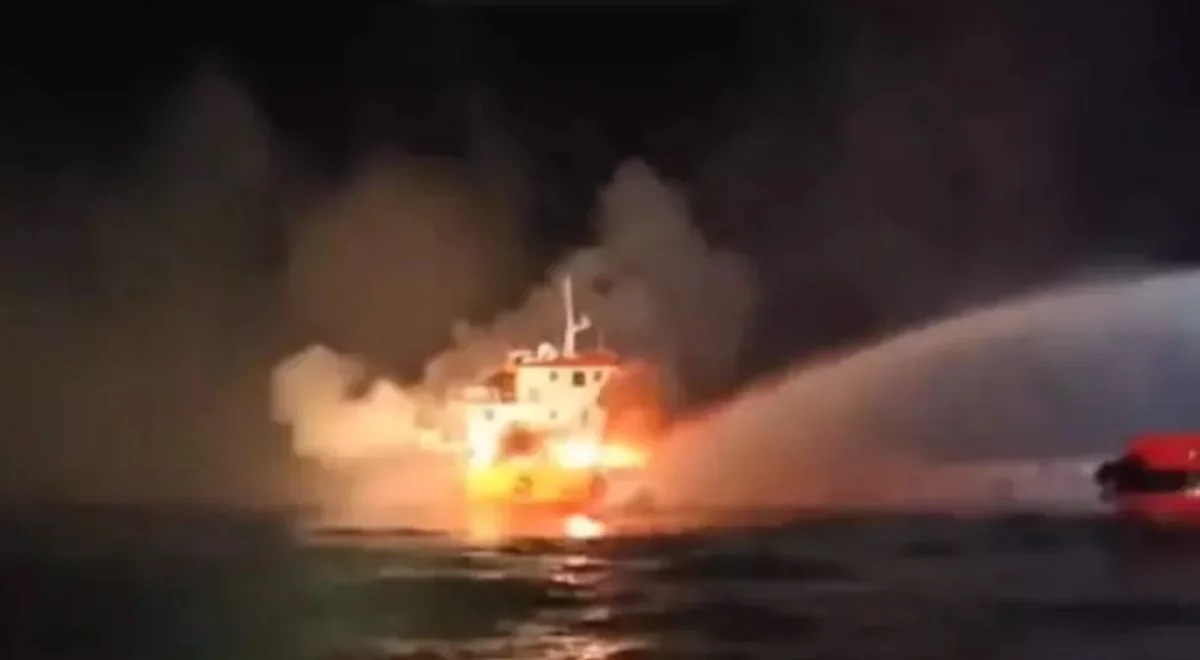 İstanbulda gəmi yanır