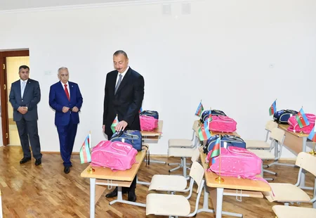 Prezident İlham Əliyev Bakıda 212 saylı məktəbdə yaradılan şəraitlə tanış olub
