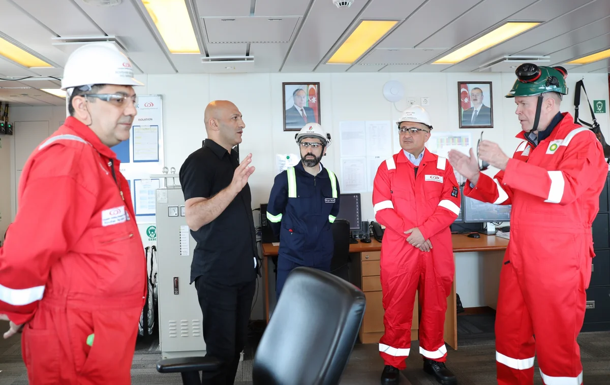 SOCAR, ARDNF və BP-nin nümayəndə heyəti Heydər Əliyev adına yarımdalma qazma qurğusu ilə tanış olub