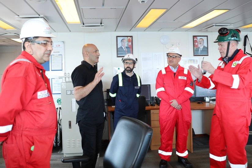Delegation of SOCAR, SOFAZ, BP views semi-submersible drilling rig named after Heydar Aliyev