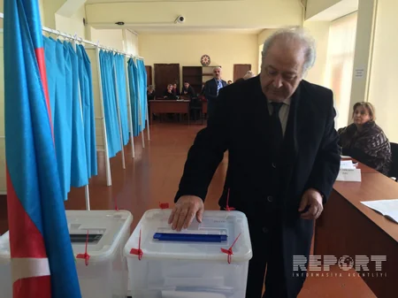Azərbaycanın keçmiş prezidenti parlament seçkilərində səs verib - FOTO