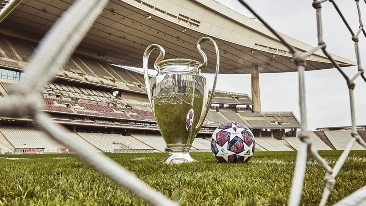 UEFA İstanbuldakı ÇL finalının topunu təqdim etdi - FOTO