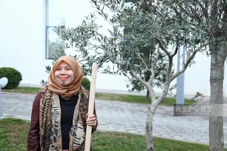 International conference participants in Baku plant trees in Zira Ecopark