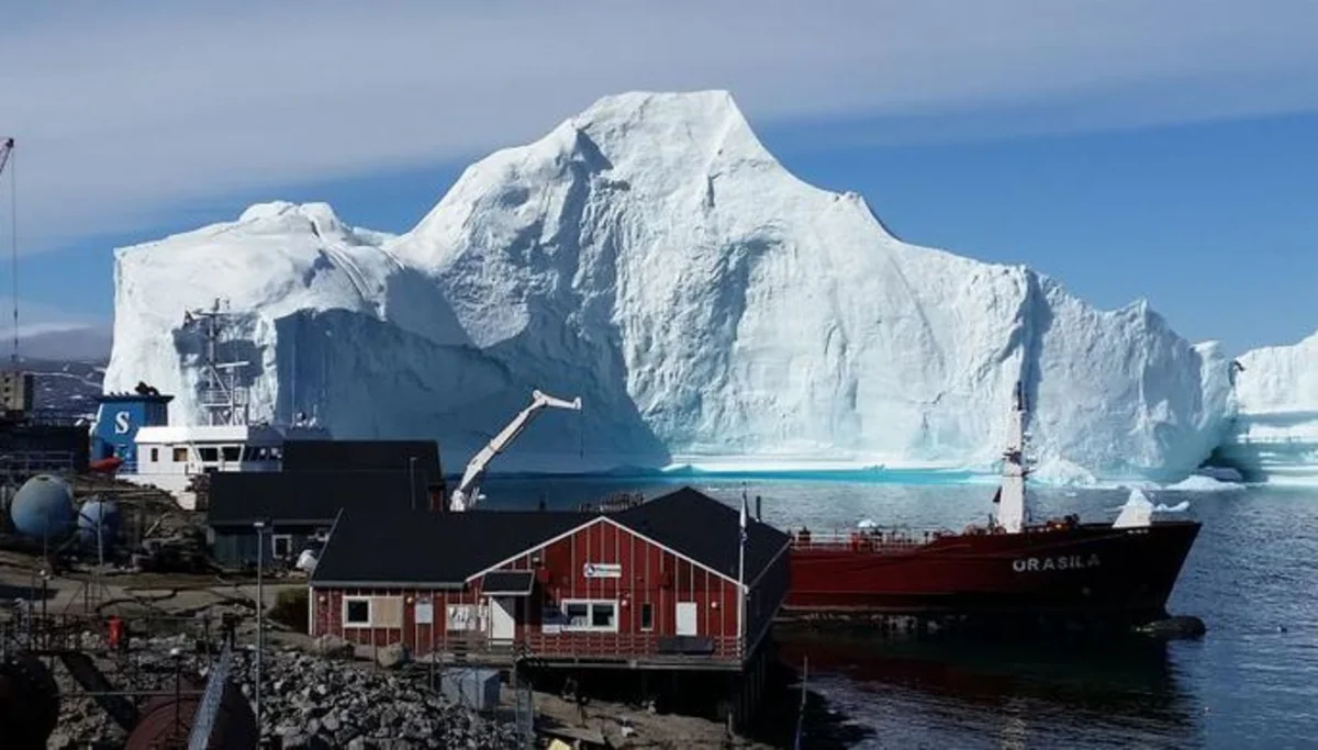 К Гренландии пришвартовался огромный айсберг - ФОТО