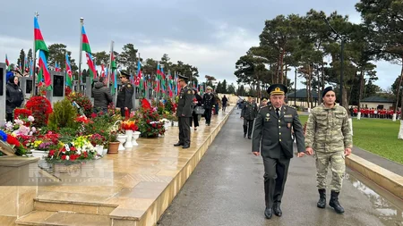 Müdafiə Nazirliyinin zabit heyəti Zəfər Günü ilə bağlı İkinci Şəhidlər xiyabanını ziyarət edib