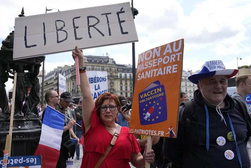 В Париже полиция разгоняет оставшихся на площади Бастилии манифестантов