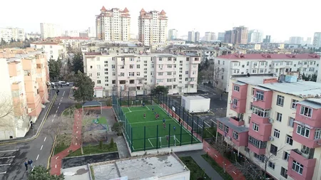 Leyla Əliyeva Bakıda abadlaşdırılan daha bir həyətin açılışını edib, ağac əkib