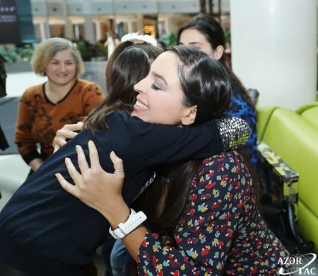 Leyla Əliyeva ixtioz, kəpənək və immundefisit xəstəliyindən əziyyət çəkən uşaqlarla görüşüb