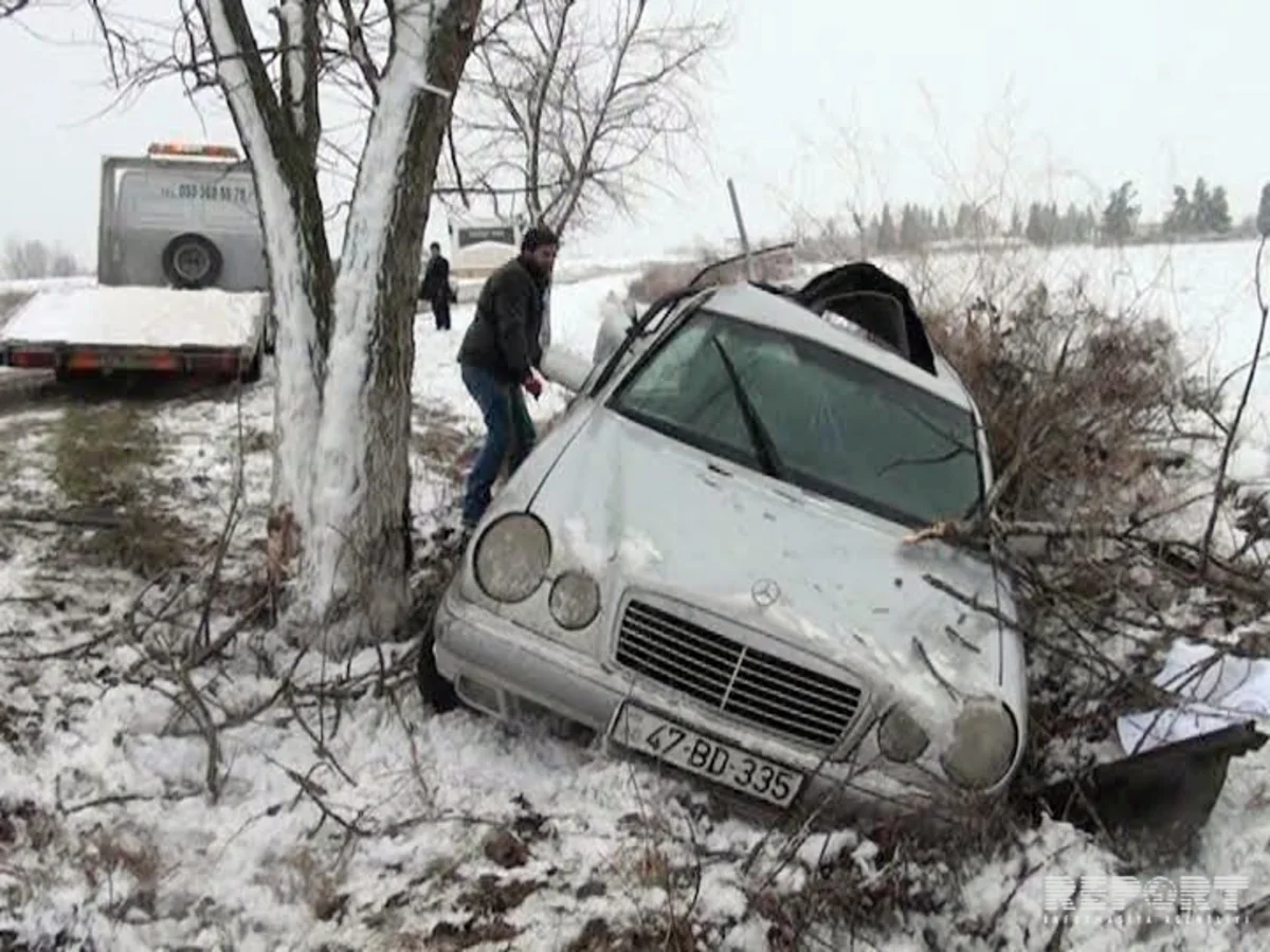 Qarlı hava şəraiti Neftçalada yol qəzasına səbəb olub - FOTO