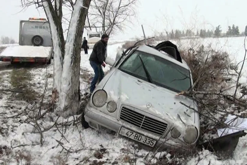 Qarlı hava şəraiti Neftçalada yol qəzasına səbəb olub - FOTO