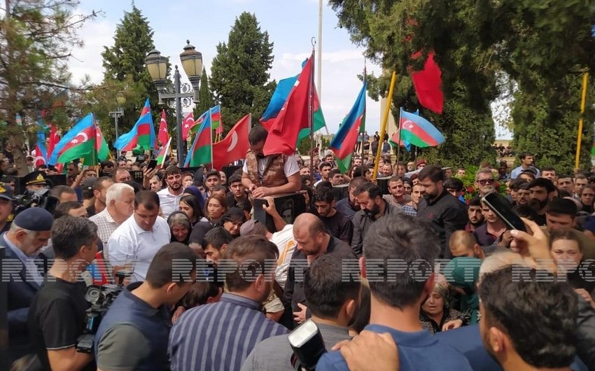 Şəhid Xəyal Süleymanovun nəşi Şəmkirdə torpağa tapşırılıb