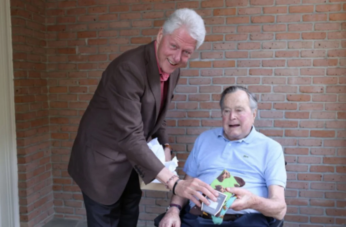 Клинтон подарил Бушу-старшему носки