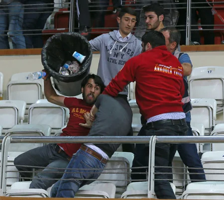 ​Fənərbağça - Qalatasaray matçından öncə azarkeşlər arasında toqquşma baş verib