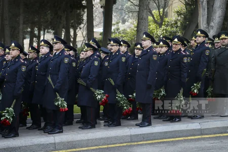 People of Azerbaijan pay tribute to 20 January martyrs - PHOTOS