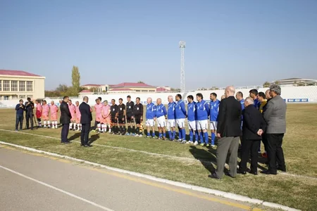 Araz-Naxçıvan və Azərbaycanın veteran futbolçuları yoldaşlıq görüşü keçirib - FOTO