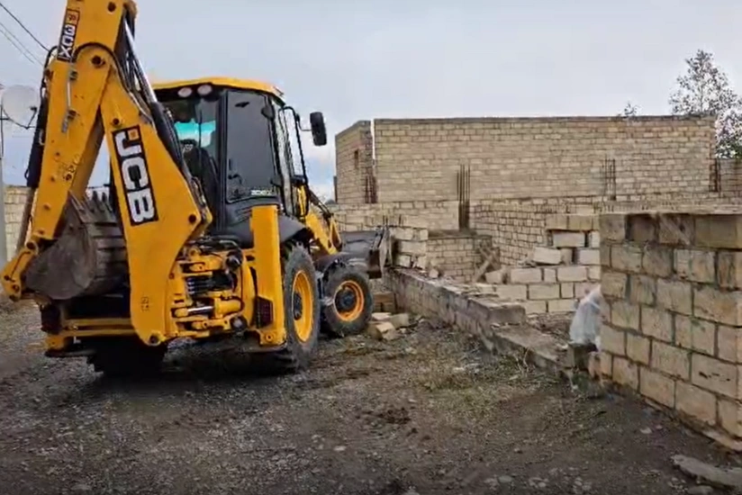 Gəncədə qanunsuz tikili sökülüb