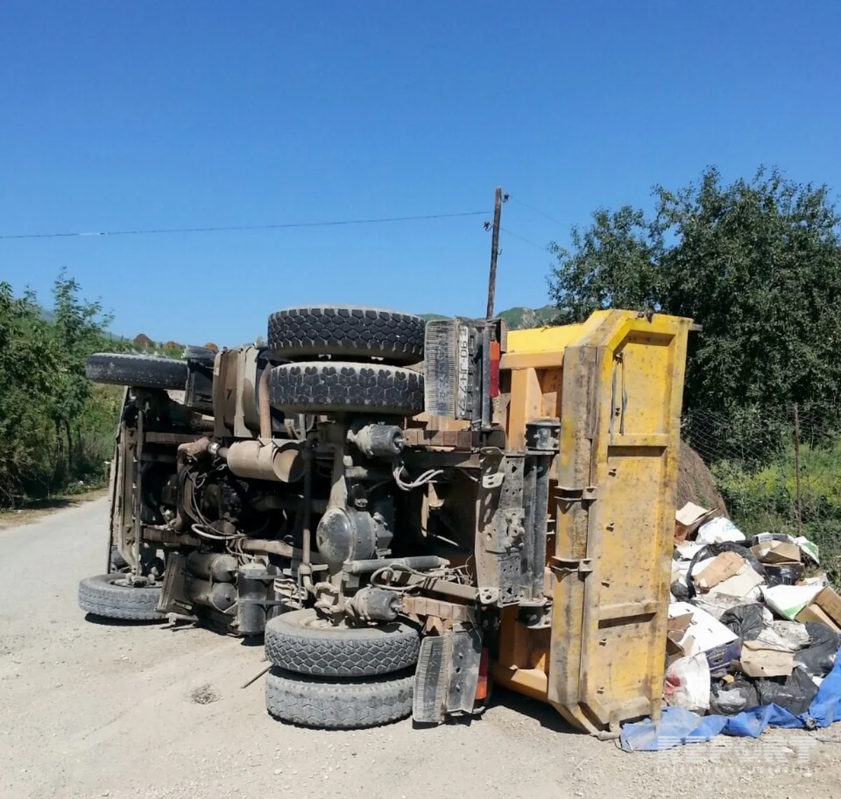 Qusarda zibil maşını aşıb, xəsarət alan var - FOTO