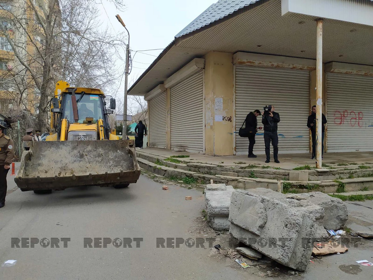 В Баку сносятся искусственно установленные заграждения на въездах во дворы