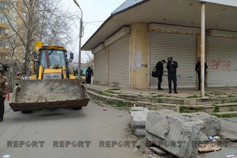 В Баку сносятся искусственно установленные заграждения на въездах во дворы