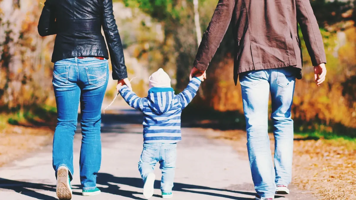 Azərbaycanda övladlığa verilən uşaqların sayı açıqlanıb