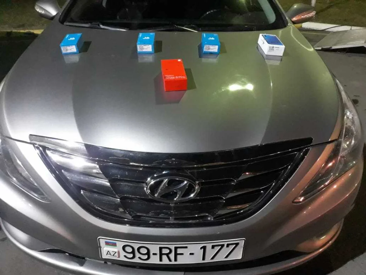 Avtomobildə gizlədilən mobil telefonlar aşkar edilib