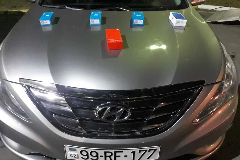 Avtomobildə gizlədilən mobil telefonlar aşkar edilib